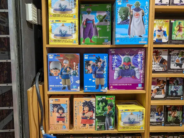 Fransa, Lyon 04 Şubat 2025: Çeşitli Ejder Topları Karakterleri barındıran Anime Koleksiyonları Rafları