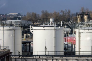 Fransa, Lyon 04 Şubat 2025: Endüstriyel depolama tankları arkaplan yapılarına sahip açık bir gökyüzünün altında