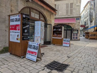 Fransa, 04 Nisan 2025: Büyüleyici Fransız Piyasası Kaz Gras ve Lezzet Satışı