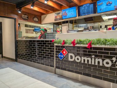 Fransa, 08 Mart 2025: Domino 'nun Pizza Mağazası İçişleri Festivali Dekorasyon Personel Sayacı