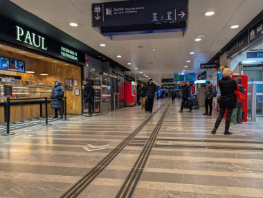 Fransa, Lyon 04 Şubat 2025: Fırın ve elektronik tabelalarla alışveriş merkezindeki insanlar