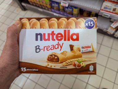 Fransa, 24 Mart 2025: Bir süpermarket koridorunda Nutella B-hazır kutusunu tutmak