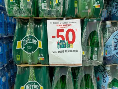 Fransa, 08 Nisan 2025: Perrier su şişelerinde indirim,% 50 indirim.
