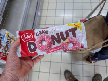 Fransa, 07 Nisan 2025: Market zemininde paketli pembe çörekler