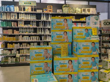 Fransa, 04 Nisan 2025: Bebek bezli bebek ürünlerinin vitrininde belirgin şekilde sergilendi