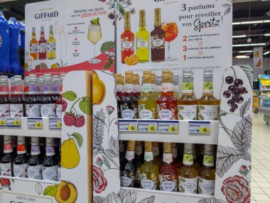 Fransa, 11 Nisan 2025: Süpermarkette renkli meyve resimleriyle birlikte Spritz hazırlık sergisi.