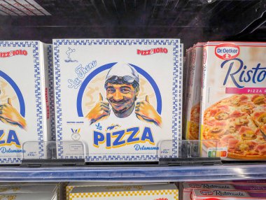 Fransa, 07 Aralık 2024: Yüzme temalı pizza paketi popüler İtalyan markasının yanında sergilendi