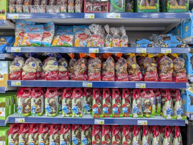 Fransa, 28 Mart 2025: Süpermarket raflarında çeşitli çikolata ve şekerler sergileniyor