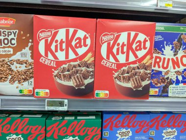Fransa, 24 Mart 2025: Süpermarket rafında bir kutu lezzetli Kit Kat gevreği