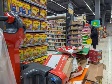 Fransa, 31 Mart 2025: Süpermarket koridoru ambalaj, ürünler, el arabası kullanan işçiler, tarama.