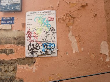 Fransa, Lyon 04 Şubat 2025: Graffiti Şehir Duvarını Çoklu İşaret ve Dokularla Kapladı
