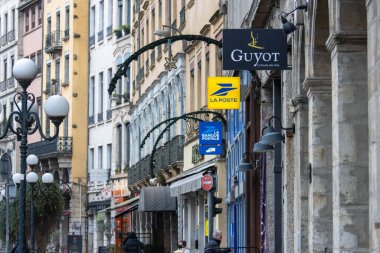 Fransa, Lyon 04 Şubat 2025: Süslü binaları ve tabelaları olan büyüleyici şehir caddesi.