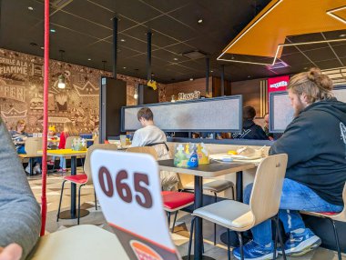 Fransa, 26 Şubat 2025: Fast food restoranının iç kesimi