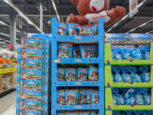 Fransa, 28 Mart 2025: İçinde şeker kutuları ve oyuncak ayı balonu bulunan süpermarket