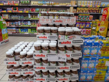 Fransa, 24 Mart 2025: Nutella Kavanozları Market İçi Ayarlarında Belirgin Gösterildi