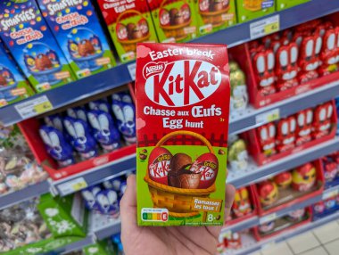 Fransa, 11 Nisan 2025: Hand Holds Kit Kat Paskalya Yumurta Avı Kutusu, Mağaza Rafları