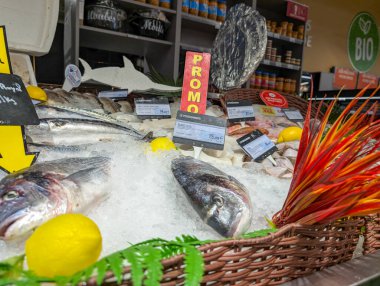 Fransa, 18 Nisan 2025: Buzlu taze balık ve limonlar yerel market pazarında tanıtıldı