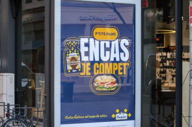 Fransa, 13 Mayıs 2025: Fransız caddesinde Pasquier 'in lezzetli sandviç ve ekmek reklamı