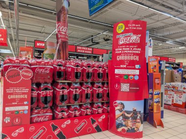 Fransa, 03 Mayıs 2025: Market Coca Cola kırmızı pankartlarla festival yarışmasını tanıtıyor
