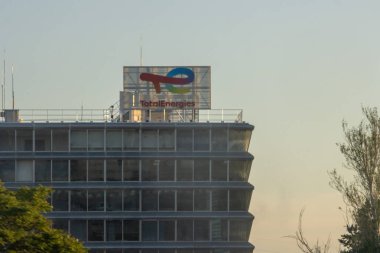 Fransa, 13 Mayıs 2025: TotalEnerjiler logosuna sahip modern şehir merkezi cam ofis binası