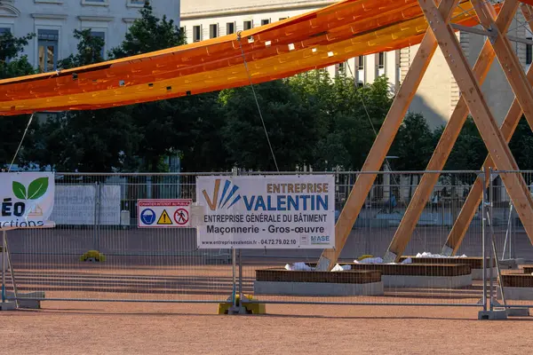 Fransa, 13 Mayıs 2025: İnşaat şirketinin afişi ve uyarı levhası bir çitli şantiyede