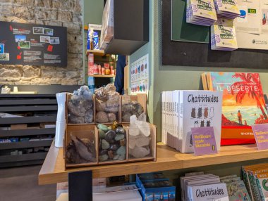 Fransa, 13 Mayıs 2025: Mağazada çeşitli değerli taşlar, kristaller, kitaplar ve hediye kartları sergileniyor