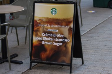 Fransa, 13 Mayıs 2025: Starbucks, Kafe 'nin dışında sınırlı sayıda üretilen creme brulee espresso reklamını imzaladı