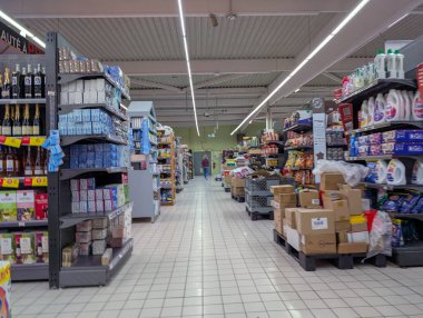 Fransa, 11 Nisan 2025: Geniş süpermarket koridoru çeşitli ürün ve ambalajlarla dolu