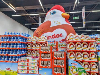 Fransa, 28 Mart 2025: Kinder çikolatasıyla çevrili dev şişme tavuk