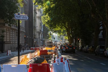 Fransa, 13 Mayıs 2025: Güneş ışığı, trafik ve inşaat engelleri