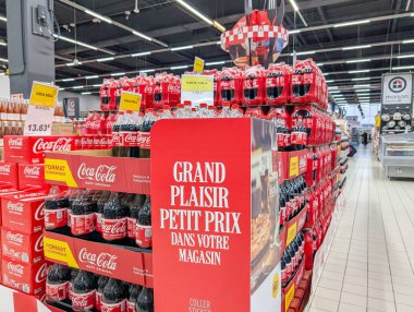 Fransa, 11 Nisan 2025: Coca Cola Ürünleri, Tanıtım İmzası Sunan Süpermarket