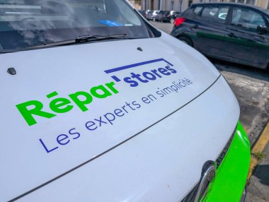 Fransa, 27 Nisan 2025: Fransız tamir servisi arabası güneşli bir günde şehir caddesinde park edilmiş.