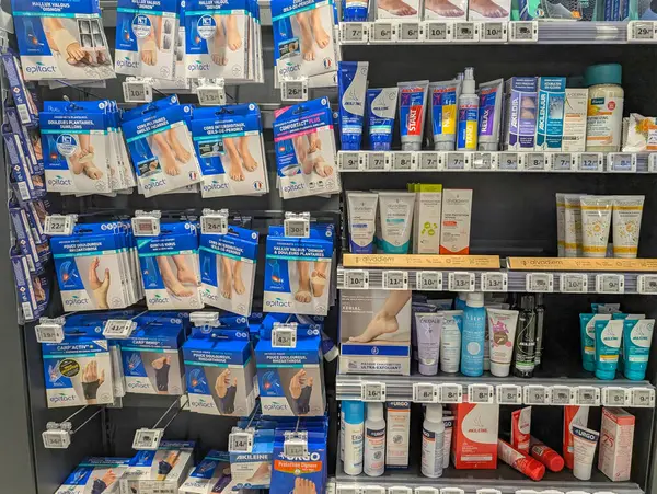 Fransa, 04 Nisan 2025: Bir perakende mağazasında raflarda sergilenen ayak bakım ürünleri.