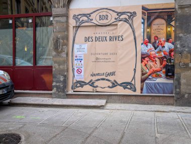 Fransa, Lyon 04 Şubat 2025: Lokanta yakında açılacak ve afişlerde neşeli restoranlar resmedilecek.