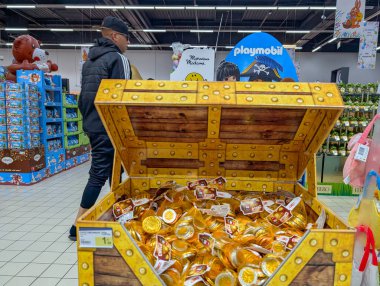 Fransa, 28 Mart 2025: Süpermarket vitrininde içinde çikolata bulunan hazine sandığı