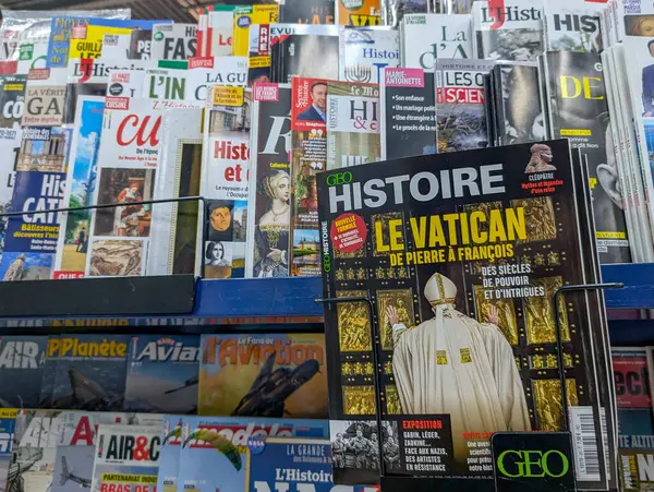 Fransa, 28 Mart 2025: Gazete standında Fransız Dergilerinin Çeşitliliği
