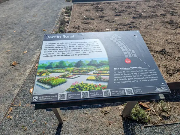 Fransa, 13 Mayıs 2025: Çiçek bahçesi tabelası tarih çeşitliliklerini tasarım erişilebilirliği ve keşif bilgileri