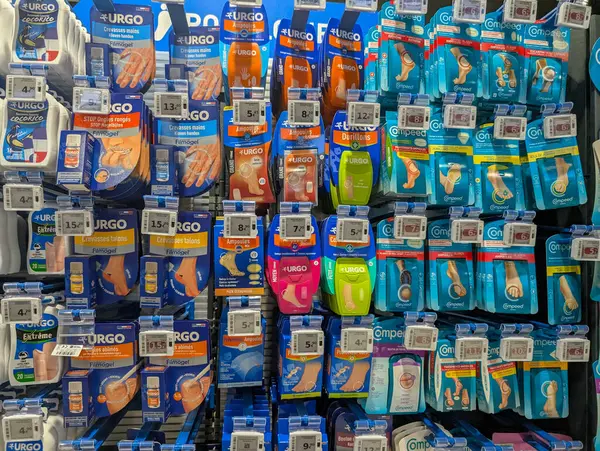 Fransa, 04 Nisan 2025: Çeşitli Bandaj Ürünleri Eczane Koridorunda Sergileniyor