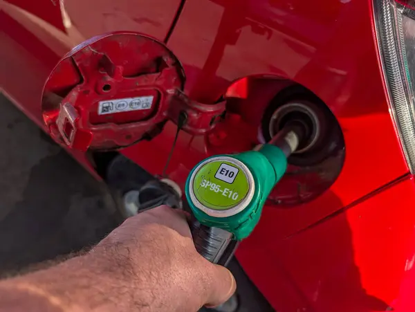 Fransa, 14 Mayıs 2025: Çevreye dost enerji kaynağı olan parlak kırmızı bir arabanın yakıtı