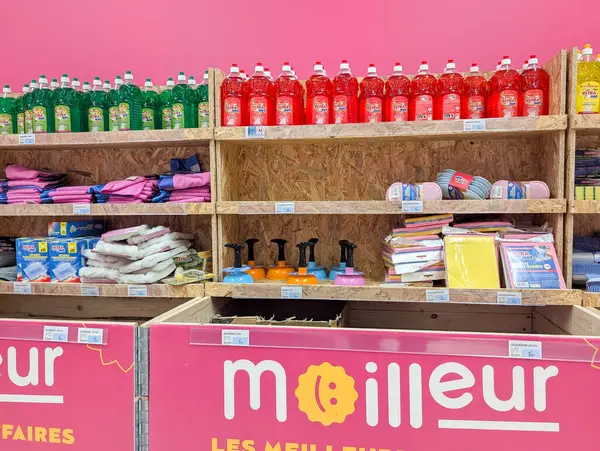 Fransa, 03 Mayıs 2025: Renkli temizlik malzemeleri ahşap raflarda güzelce sergilendi