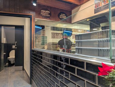 Fransa, 08 Mart 2025: İçi cam pencerelerden görülebilen pizzacı