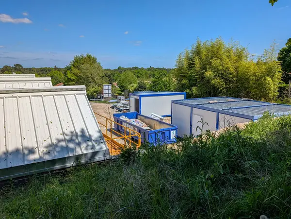 Fransa, 25 Nisan 2025: Beyaz metal yapılara sahip inşaat sahasının üzerinde açık mavi gökyüzü