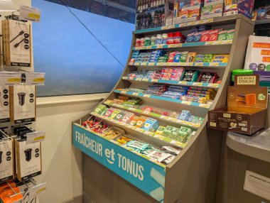 Fransa, 14 Ocak 2025: Çeşitli sakız ve şeker ürünleri sergisi