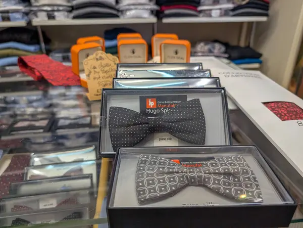 Fransa, 15 Mart 2025: Rafta zarif ambalajlarda papyonlar sergilendi