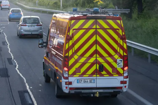 Fransa, 13 Mayıs 2025: Şevron çizgili acil kurtarma aracı yoğun otoyolda ilerliyor