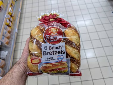 Fransa, 28 Mart 2025: Bir süpermarket koridorunda Fransız çöreği paketi