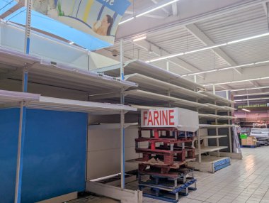 Fransa, 10 Mayıs 2025: Süpermarket un rafları sert floresan mağaza ışıkları altında tamamen boş