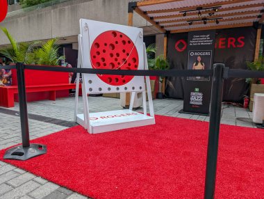Quebec, Kanada, 05 Temmuz 2025: Caz festivalinde Rogers tahtası damgalı kırmızı halı sergisi