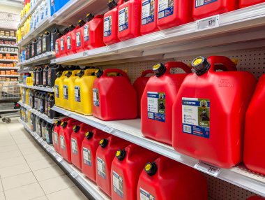 Quebec, Kanada, 15 Temmuz 2025: Canlı renklerde plastik yakıt kapları mağaza raflarında düzgünce sergileniyor
