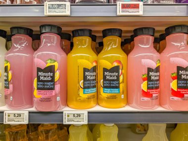 Quebec, Kanada, 08 Temmuz 2025: Minute Maid sıfır şeker suyu çeşitleri renkli içecek şişeleri